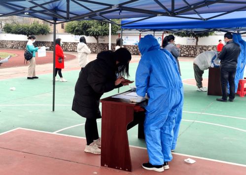 曲江楓灣鎮開展全員大規模新冠病毒核酸采集演練，運動場館高效服務顯擔當